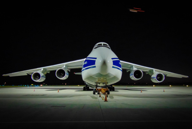 W dniu dzisiejszym odwiedził Warszawskie Lotnisko po raz kolejny jeden z największych samolotów na Świecie, Antonov An-124-100 w barwach Volga-Dnepr.