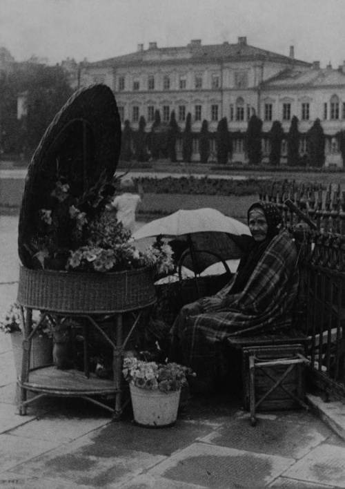 Kwiaciarka na pl.Litewskim r.1930 fot. Z.Chometowska