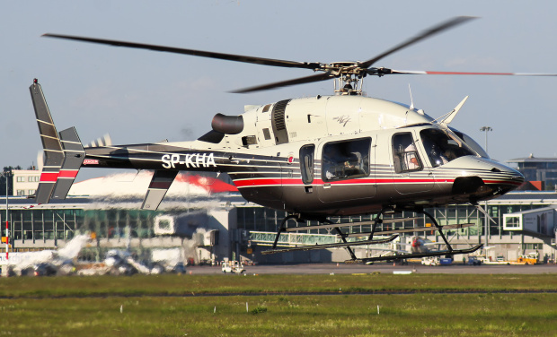 Lądowanie prywatnego helikoptera na Lotnisku Chopina
