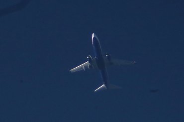 Zdjęcie wykonane przez teleskop Bresser SkyLux 700/70 i telekonwerter 2X Soligor lustrzanką Pentax K-S1. Crop. #teleskop #Bresser #SkyLux #Pentax #KS1 #Lotnictwo #RNAV #Spotting #ExtremeSpotting #przelotówki