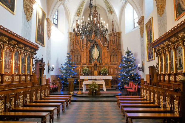niedzielnie wnętrze kościoła p.w.Wniebowzięcia Najświętszej Maryi Panny w Lublinie