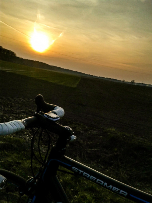 #szosa #rower #cycling #słońce #slonce #zachód #zachódsłońca #pole #lato #wiosna #niebo #chmury #kolarz #kolarstwo #natura