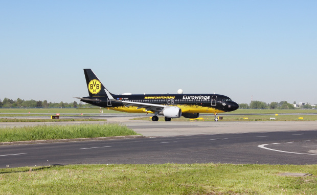 Coś dla fanów Borussi Dortmund - samolot "ubrany" w barwy drużyny. Pięknie prezentuje się na lotnisku.