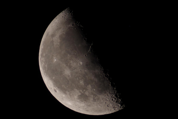 Zdjęcie wykonane przez teleskop Bresser SkyLux 700/70 lustrzanką Pentax K-S1. Zdjęcie zostało przycięte programem Windows Live Photo. #Bresser #SkyLux #teleskop #Pentax #KS1 #Moon #Księżyc #astro