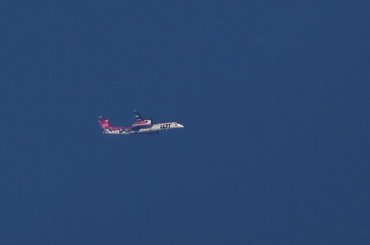 Zdjęcie wykonane przez teleskop Bresser SkyLux 700/70 lustrzanką Pentax K-S1. Crop. #teleskop #Bresser #SkyLux #Pentax #KS1 #Lotnictwo #RNAV #Spotting #ExtremeSpotting