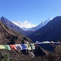 Szlak na wysokości około 4 tysięcy. Od prawej Ama Dablam, Lhotse i wystający wierzchołek Everestu. Miejsce, w którym majestat gór zagłuszany jest grzechotem aparatów fotograficznych.