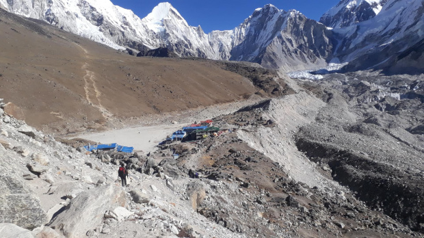 Zabudowania Gorak Shep 5150m. Z ich wygody mogą korzystać w razie potrzeby czy konieczności mieszkańcy Everest BC. Z prawej lodowiec Khumbu, który tu jest jednym, gigantycznym rumowiskiem skalnym.