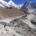Zabudowania Gorak Shep 5150m. Z ich wygody mogą korzystać w razie potrzeby czy konieczności mieszkańcy Everest BC. Z prawej lodowiec Khumbu, który tu jest jednym, gigantycznym rumowiskiem skalnym.