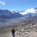 Zejście ze szczytu Kala Pattar do Gorak Shep. Z noclegu w Lobuche 4950m poszliśmy na szczyt bez tragarza , tylko z jednym małym plecakiem.