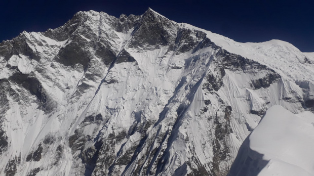 Południowa ściana Lhotse z bliska w całej okazałości. Ogrom, który trudno ogarnąć nawet z wysokości 6189m.